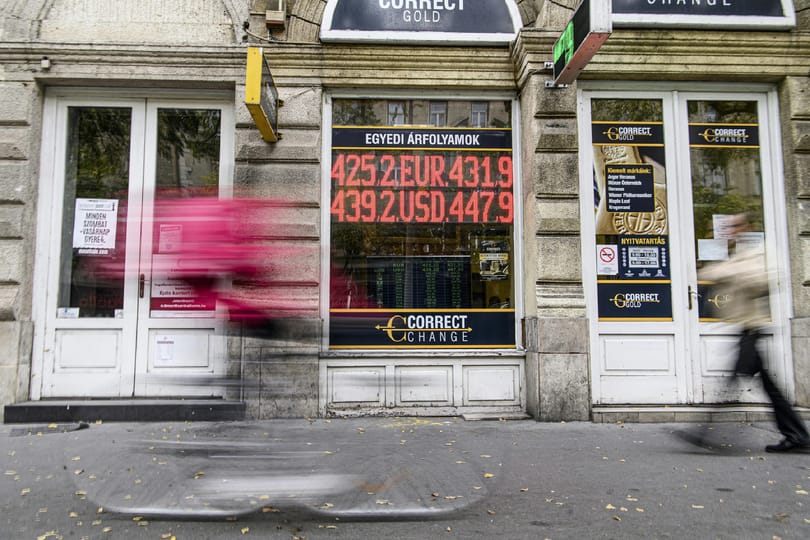 Bloomberg-elemzés: Leginkább Magyarországon jelentkezik a feltörekvő piacok dilemmája