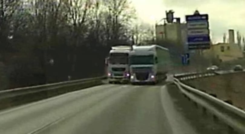 Ilyen életveszélyes kamionos előzést rég nem láttunk – videó