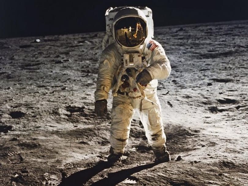 Történelmi fotókat árverez el a NASA
