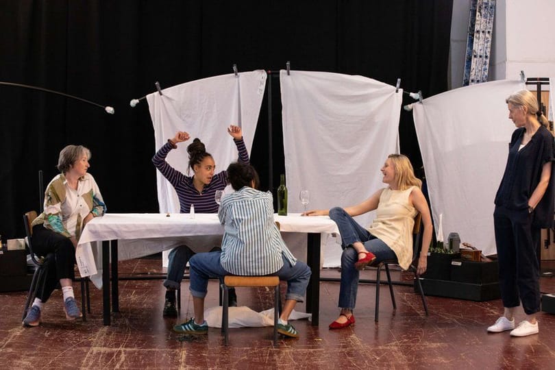 Több férfi néző is rosszul lett egy színházi abortuszjelenet közben, le kellett állítani az előadást