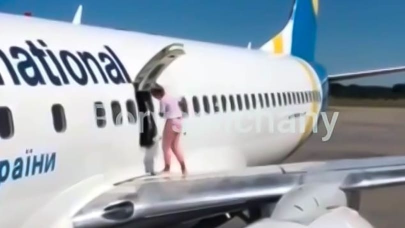Melege volt – kinyitotta a repülőgép vészkijáratát és a szárnyon levegőzött egy utas