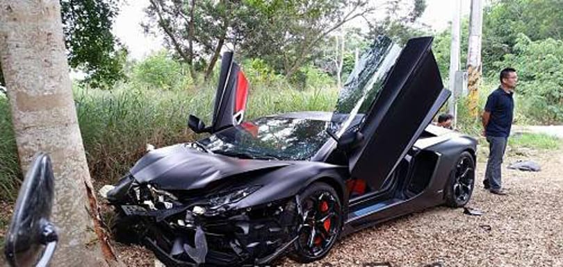 Fának csaptak egy Lamborghini Aventadort – fotó