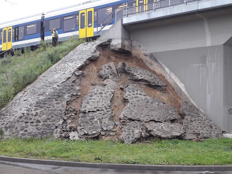 Fotó: Elmosta a víz az északi vasúti összekötő híd támfalán a kőburkolatot