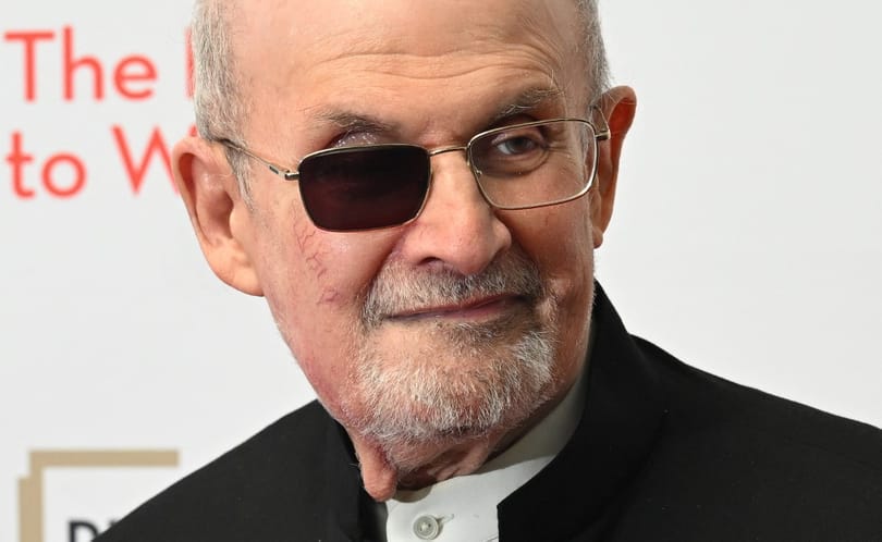 Először jelent meg nyilvánosan a tavaly megtámadott és fél szemére megvakult Salman Rushdie