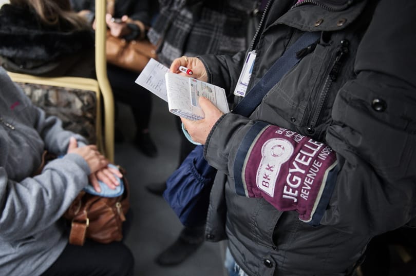 Elbújhat a BKK rekordbliccelője a MÁV-on utazó társa mögött