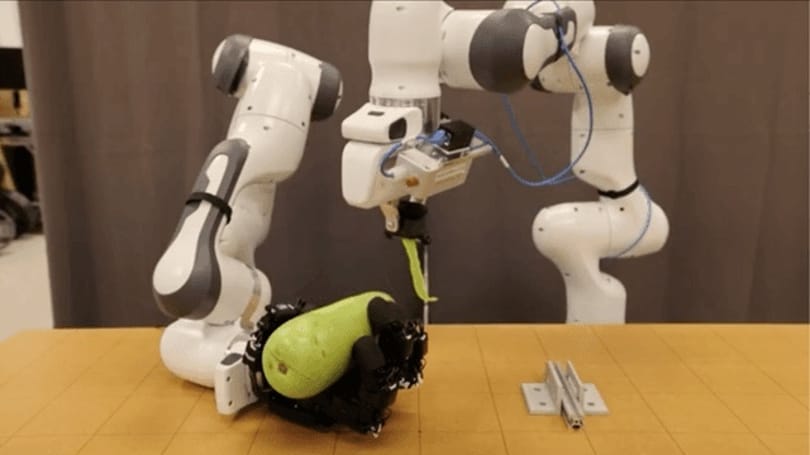 Annyira kifinomultan működik az új robotkar, hogy képes zöldséget pucolni – videó
