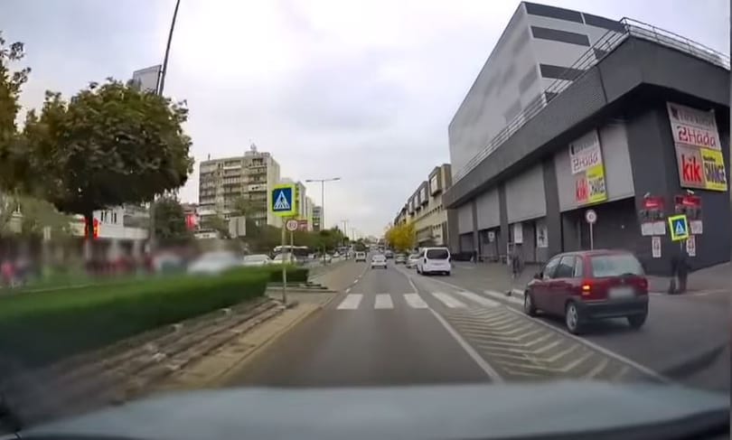 Nem állt meg a zebránál, a gyalogosnak kellett elugrania a kocsi elől – videó