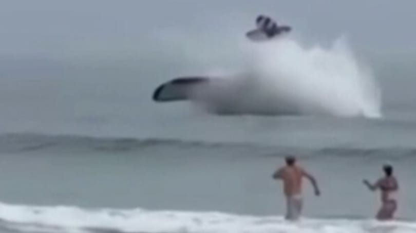 Tengerbe zuhant egy kisrepülő egy amerikai strandnál - videó