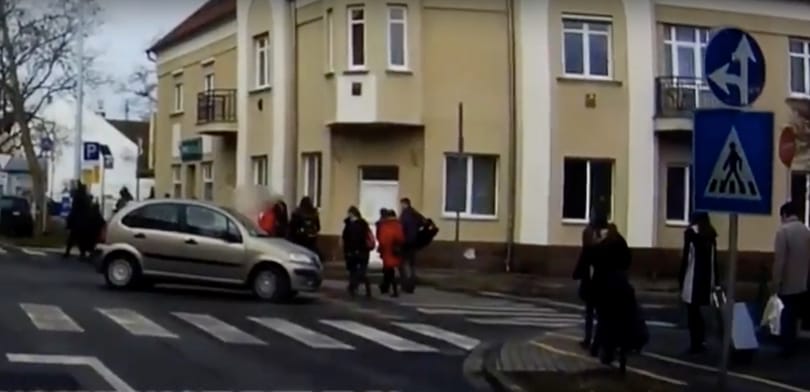 Nem érdekelte a KRESZ, szembement a forgalommal az autós Győrben – videó