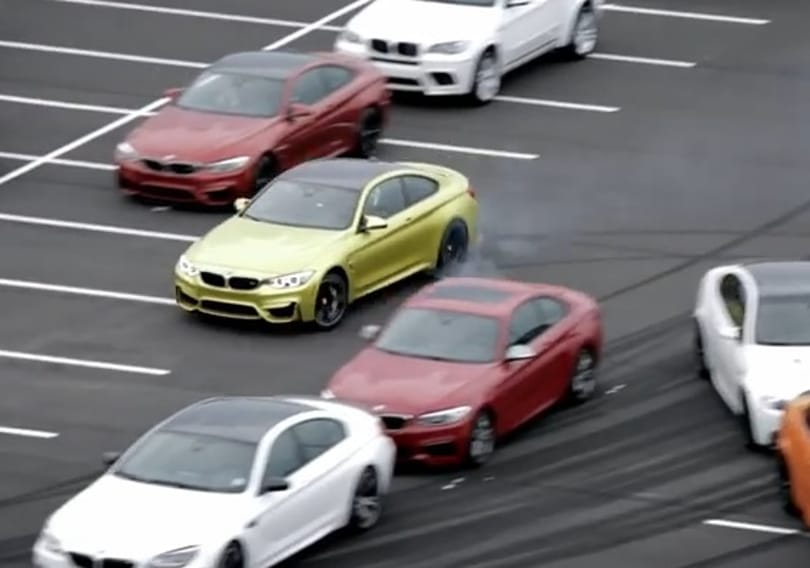 Videó: 52 BMW M-modell között driftelnek az új M4-el
