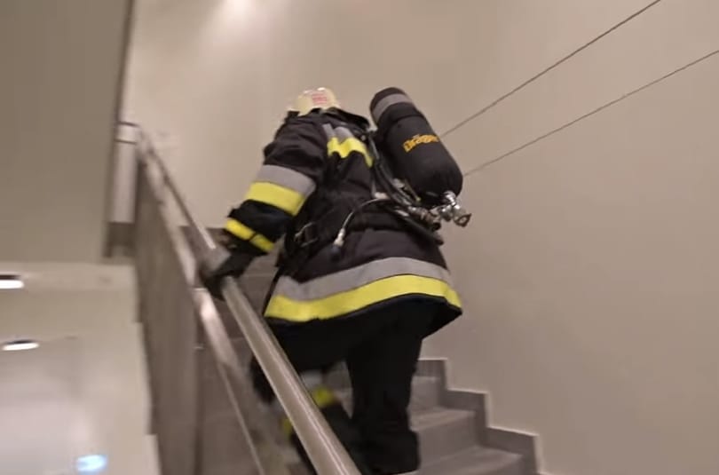Ilyen volt a tűzoltók lépcsőfutó bajnoksága a 143 méter magas Mol-toronyban - videó