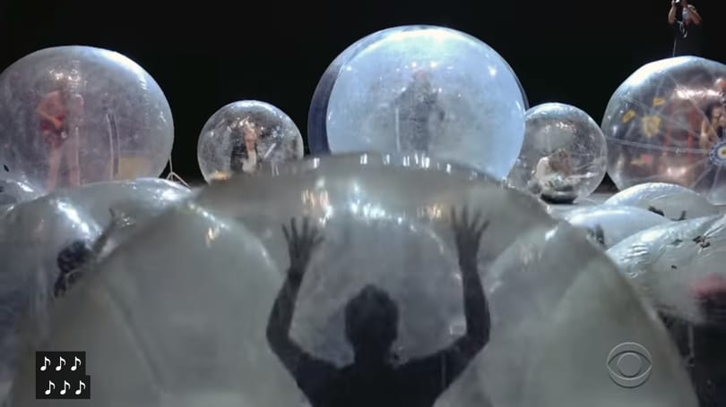 Buborékokban zenéltek és buliztak az emberek a Flaming Lips koncertjén