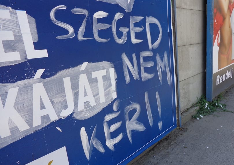 Orbánék akár kártérítést is kérnének a plakátrongálóktól