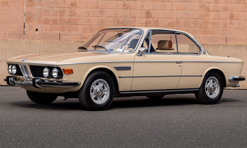 Üdítően bézs ez az új gazdára váró alig használt 52 éves BMW