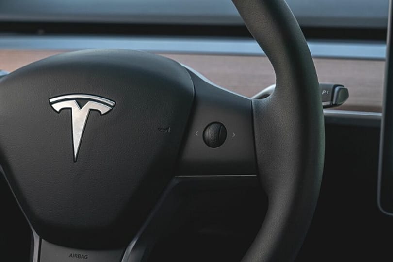 A féligazságok szimbóluma lett a szegedi Tesla, amit egy dízelaggregátorról töltenek