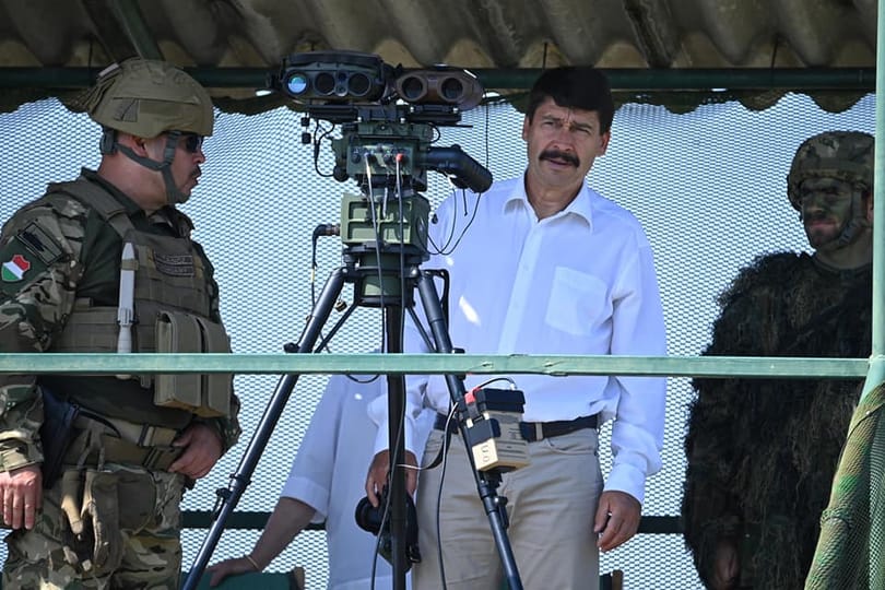 Áder János kitüntette az azeri nagykövetet, aki szerint a baltás gyilkos csak áldozat