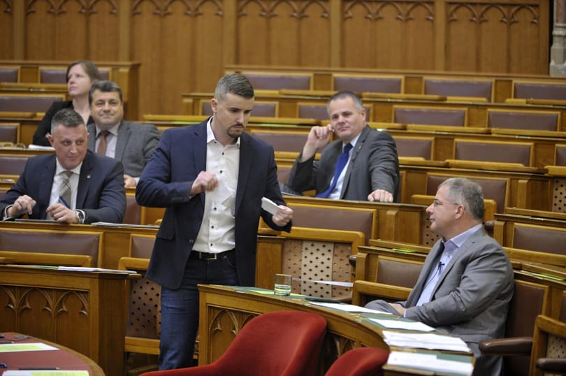 „Rabszolgatörvény”: a Jobbik lezárta a Pénzügyminisztérium bejáratát