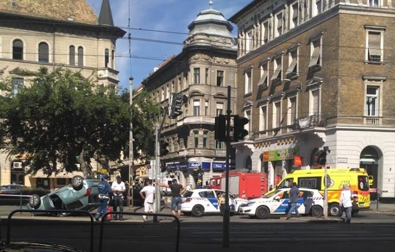 Felborult egy autó a József körúton – fotó