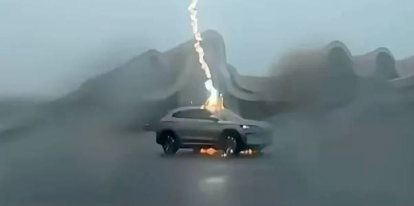 Jól viselte a BYD villanyautója, hogy háromszor is belecsapott a villám – videó