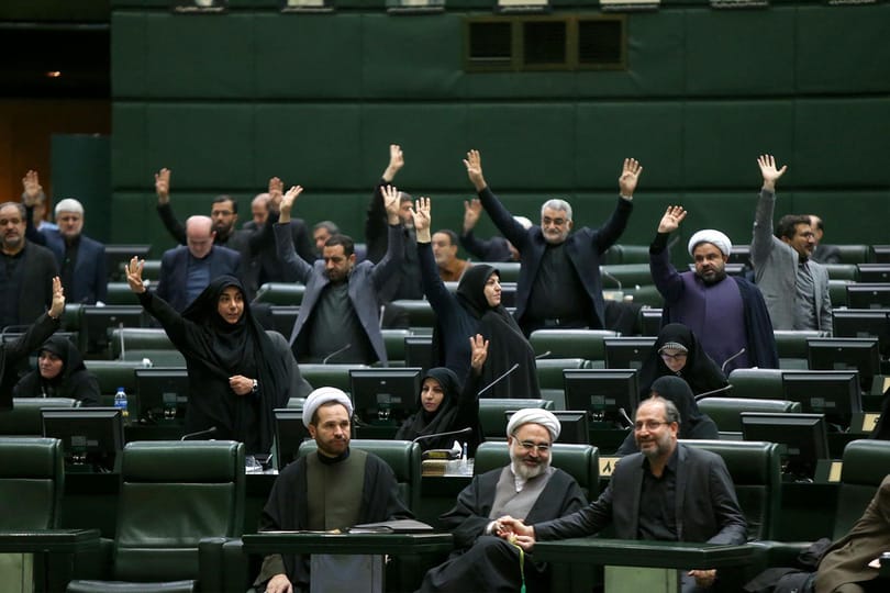 Terroristának minősítette az amerikai fegyveres erőket az iráni parlament