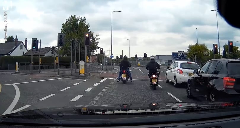 Már azt hitték a motoros bűnözők, hogy sikerült meglépniük, aztán jött a piros lámpa – videó