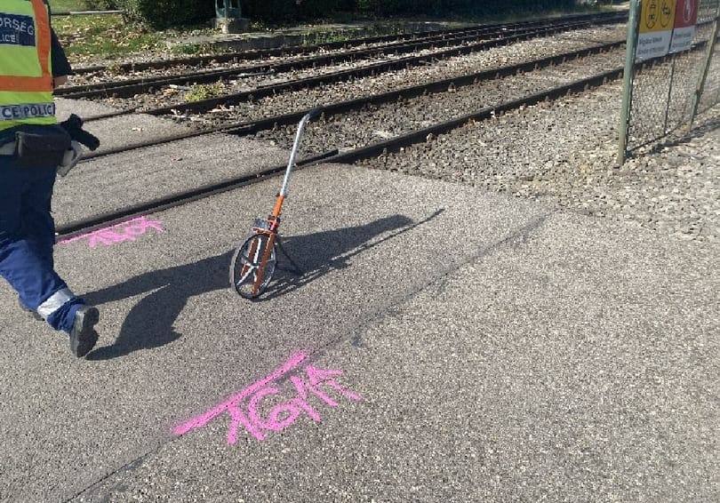 Zenét hallgatott, nem figyelt az érkező HÉV-re – életveszélyes sérülésekkel került kórházba a 16 éves fiatal