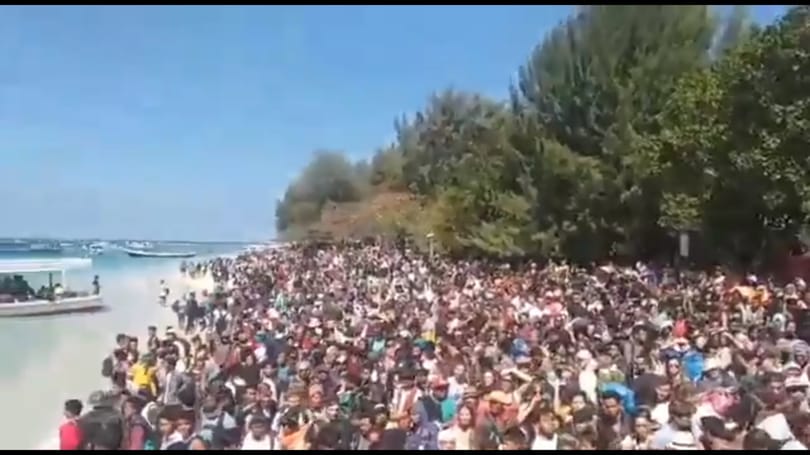 Drámai videó: százával mentik a turistákat a pusztító földrengés után Indonéziában