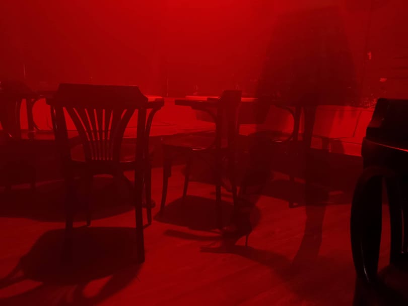 Valaki beöntött egy korsó sört egy szórakozóhely DJ-pultjába, a kár csődbe viheti őket