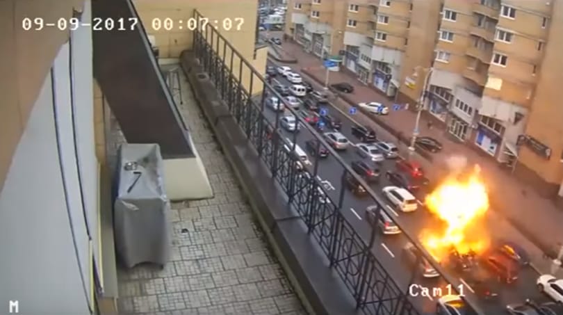 Dugóban araszolt a délutáni csúcs idején felrobbantott autó Kijevben – videó 18+