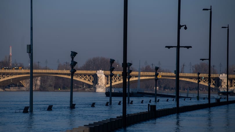 Emelkedik a vízszint, csütörtök este lezárják az alsó rakpartokat Budapesten