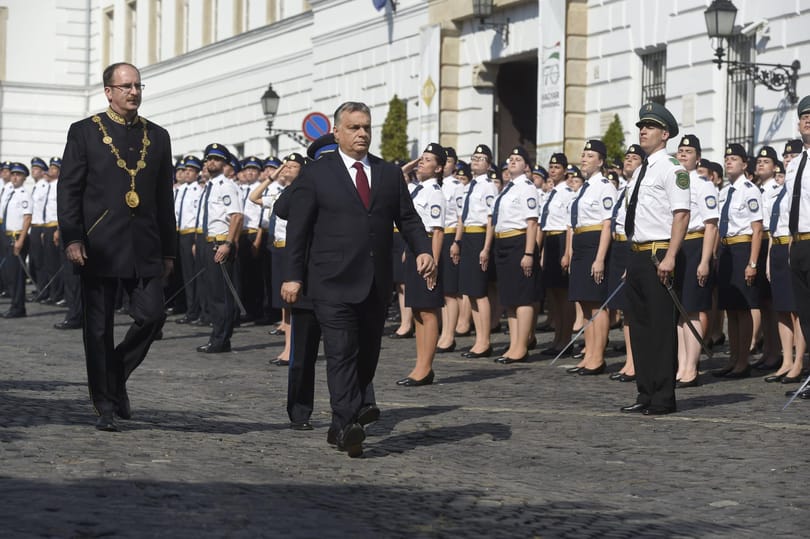 Bekapcsolva maradt Orbánnál a mikrofon, a tetovált tiszt nem tetszett neki