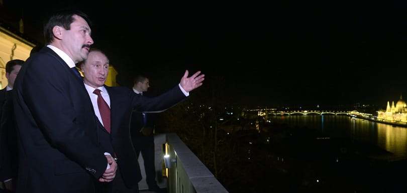 Áder nem megy el Putyin díszszemléjére