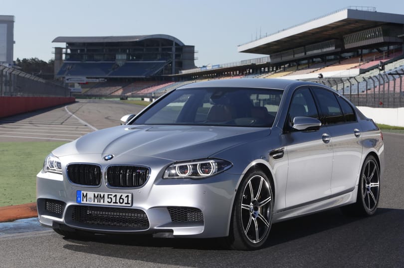 Új vesékkel és majdnem 600 lóerővel vadul a BMW M5