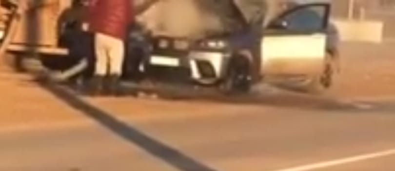 Kigyulladt egy BMW, és épp arra járt egy szippantós kocsi – adódott a megoldás