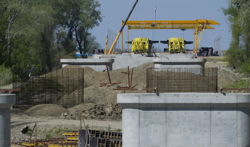 A vakáció kellős közepén felújítják a repülőtérre vezető utat