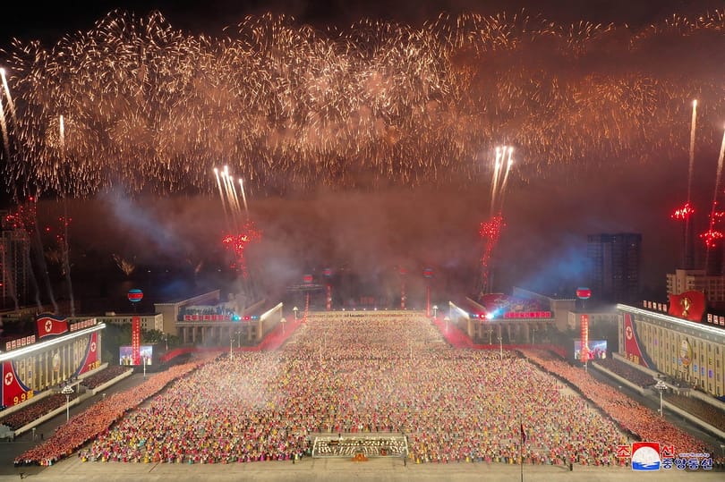 Óriási katonai giccsparádét tartott Észak-Korea, miközben egyre súlyosabb az élelmiszerhiány