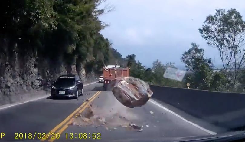 Nyugodtan autózott a sofőr a szerpentinen, aztán jött a jókra szikladarab – videó
