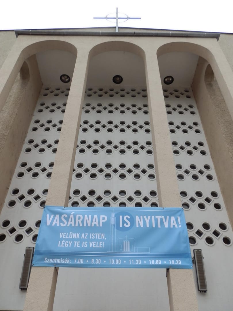 Kiírták egy budapesti templomra, hogy vasárnap is nyitva - fotó