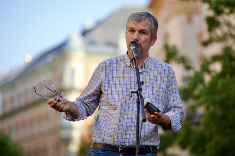 Hadházy nem megy szabadságra, újra a Ferenciek terén tüntet