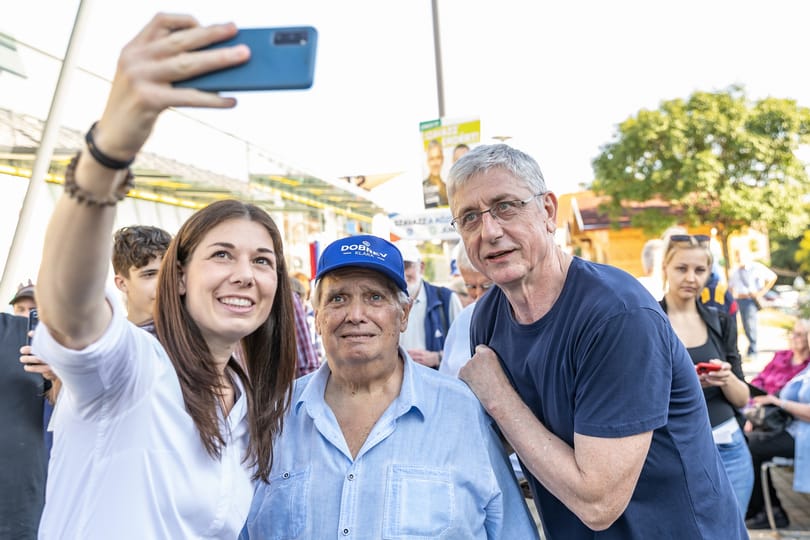 Gyurcsány Ferenc lakótelepen bömböltetett tévé példáján mondta el, miről szól a szuverenitás és az önkormányzati választás
