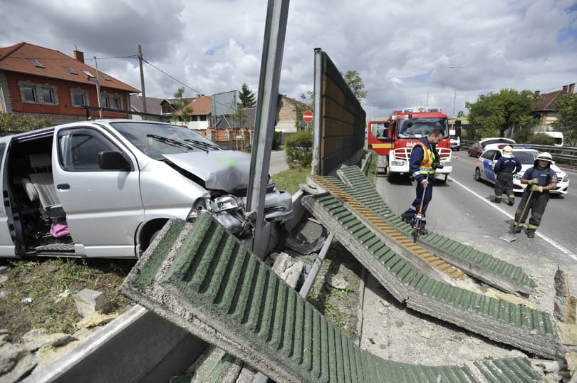 Zajvédő falat döntött ki egy autós – fotók