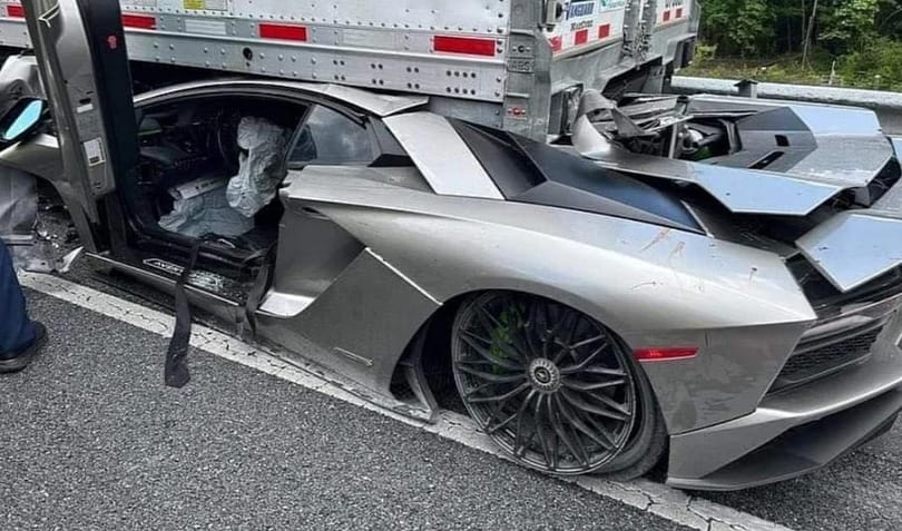 Mázlija volt a sofőrnek, hogy lapos a Lamborghini, amivel egy kamion alá csúszott