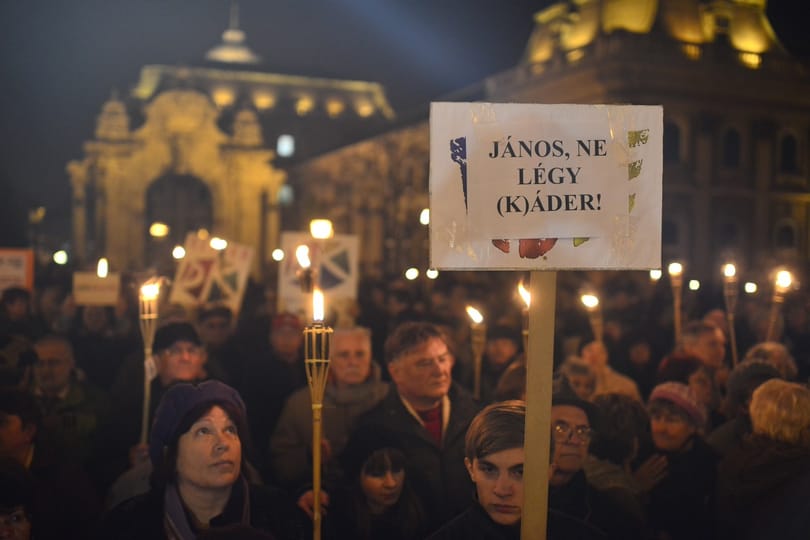 Gyurcsány Áder hivatala elé vonult