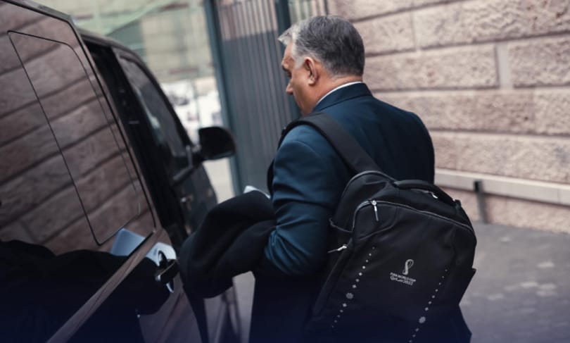 Focivébés hátizsákkal mutatkozott Orbán