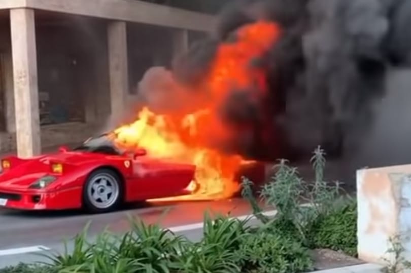 Egy nő az erkélyéről, slaggal próbálta eloltani a vadul lángoló Ferrarit