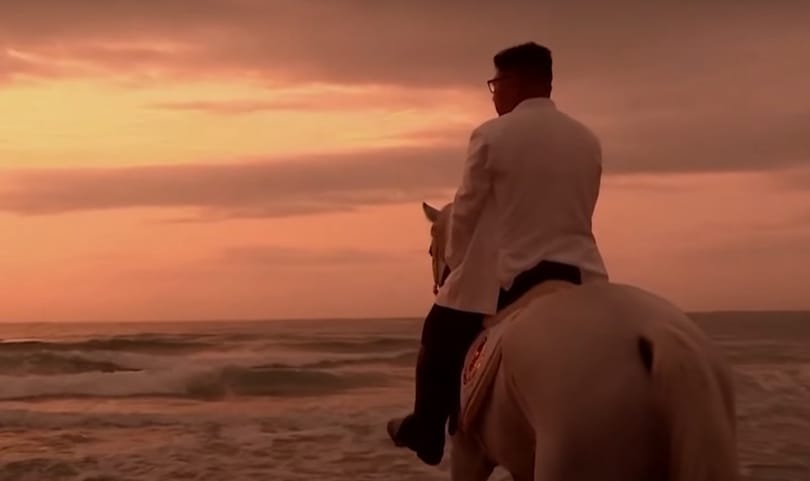 Tengerparton lovagol, megtekint és álmokat vált valóra Kim Dzsong Un egy új észak-koreai propagandafilmben
