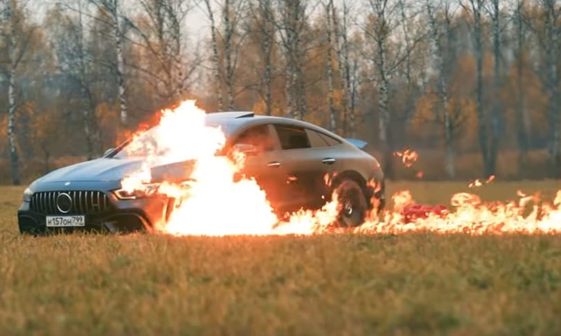 Felgyújtotta 61 millió forintos Mercedesét és Zaporozseccel távozott – videó