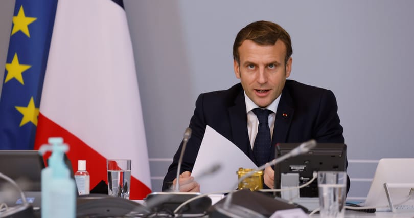 A gázkereskedelem rubelesítéséről tárgyalt Putyin és Macron