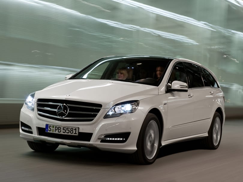 Milyen autóval jár a Mercedes-gyár vezetője? 