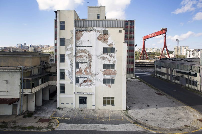 Rombolva alkot / Vhils, az egyik legjelentősebb street art művész